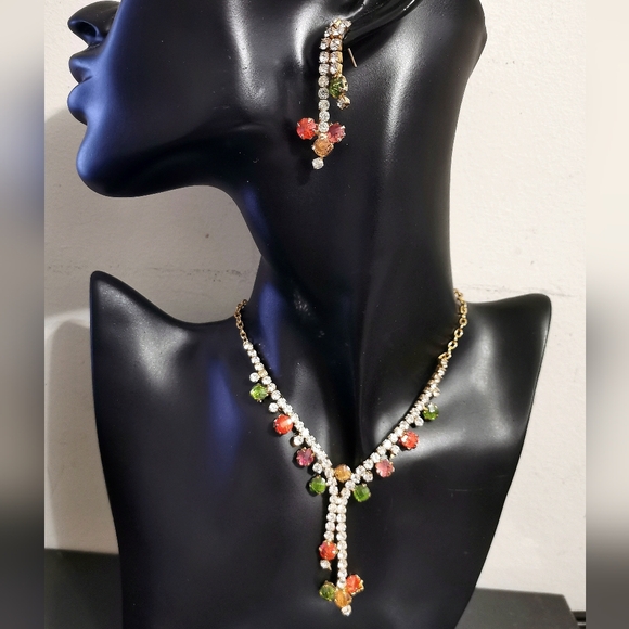 Multi-color rhinestone Y shape necklace with studed dangle earrings set - Picture 3 of 9